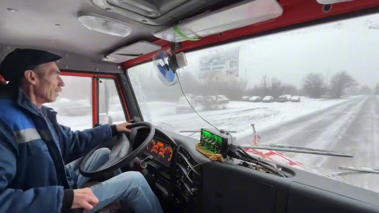 Коммунальные службы в Саратове и Энгельсе вышли на борьбу с первым снегом